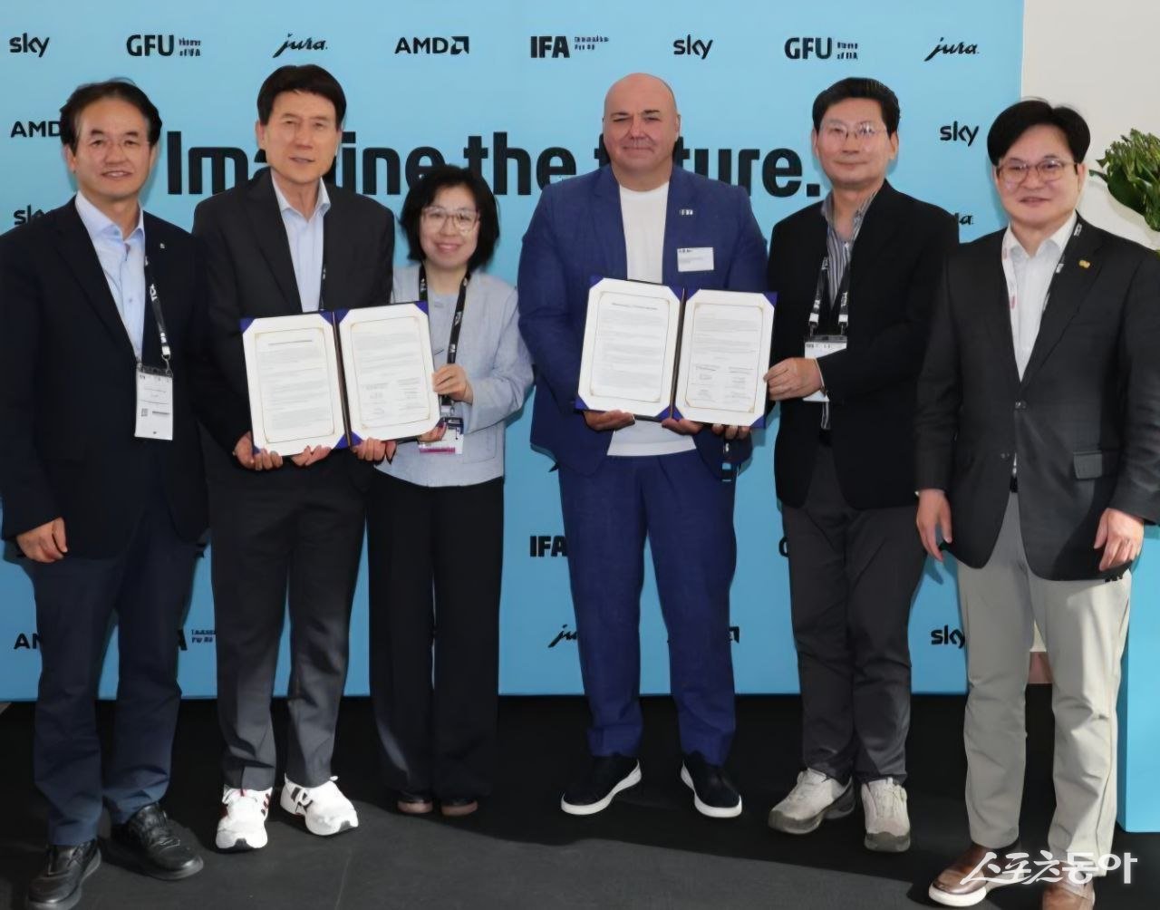 이상일 시장(오른쪽에서 두번째) 등 대도시시장협의회 소속 시장들이 라이프 린드너 IFA CEO 등과 함께 IFA 한국대표부인 주한독일상공회의소와 맺은 업무협약서를 들고 기념촬영을 하고 있다. 사진제공|용인시