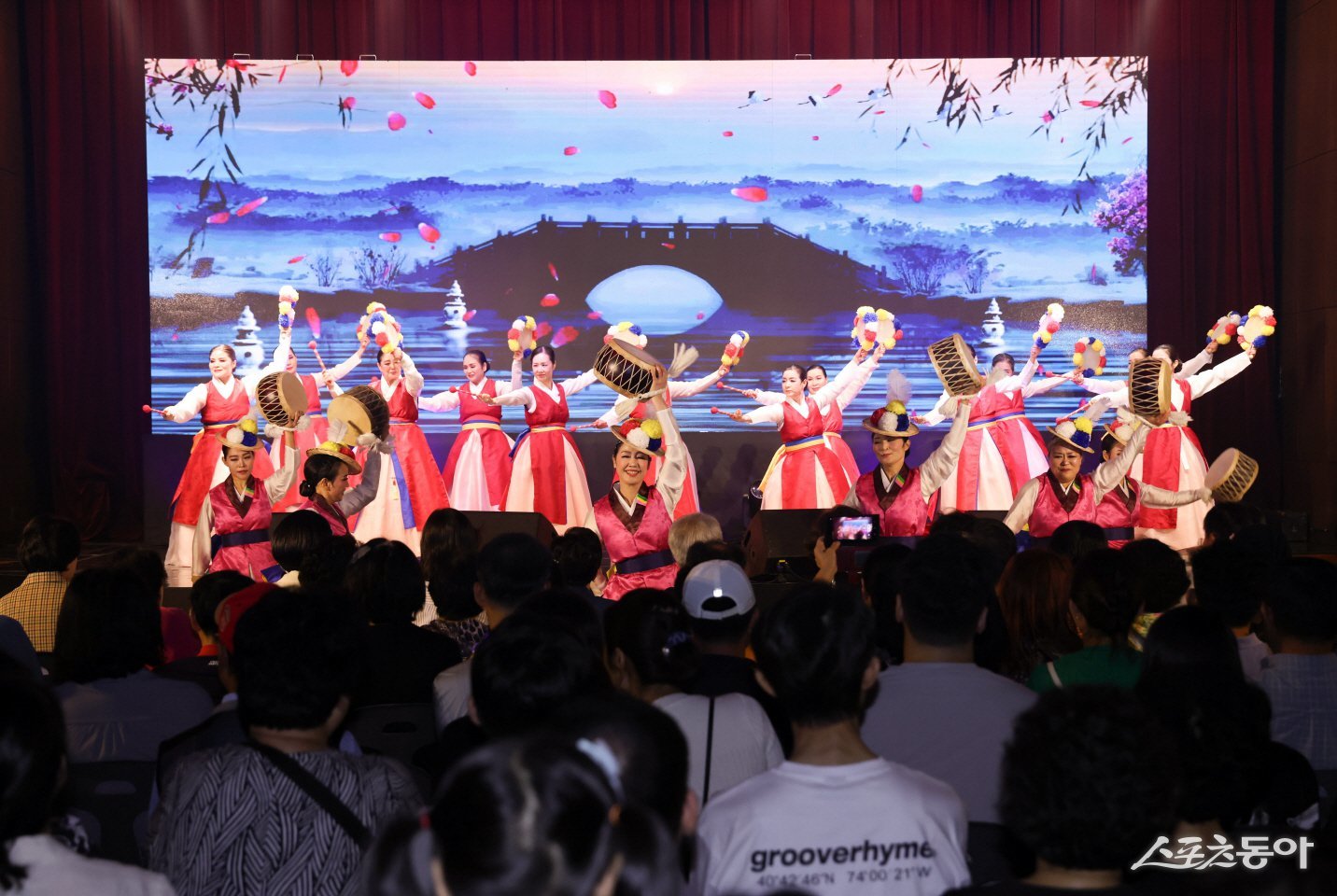 의왕시(시장 김성제)는 지난 6일 내손2동 주민자치회(회장 민홍기) 주관으로 열린 ‘제8회 학의천 노래자랑’이 주민 500여 명의 참여 속에 성황리에 개최됐다(한국무용팀 공연 모습). 사진제공|의왕시