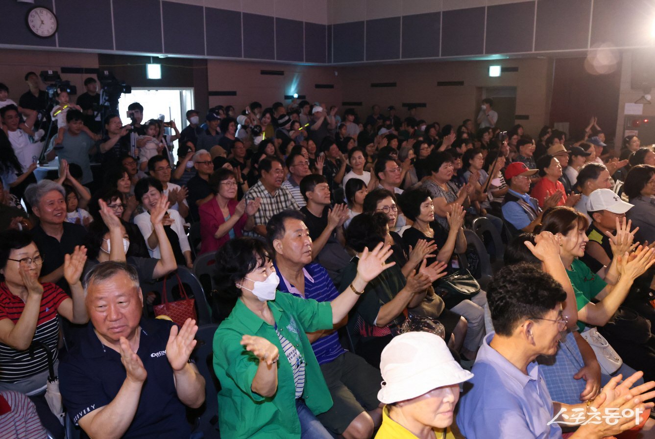 의왕시(시장 김성제)는 지난 6일 내손2동 주민자치회(회장 민홍기) 주관으로 열린 ‘제8회 학의천 노래자랑’이 주민 500여 명의 참여 속에 성황리에 개최됐다(주민들 모습). 사진제공|의왕시