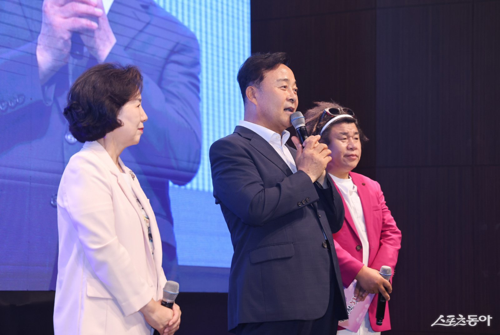 의왕시(시장 김성제)는 지난 6일 내손2동 주민자치회(회장 민홍기) 주관으로 열린 ‘제8회 학의천 노래자랑’이 주민 500여 명의 참여 속에 성황리에 개최됐다(김성제 의왕시장 모습). 사진제공|의왕시