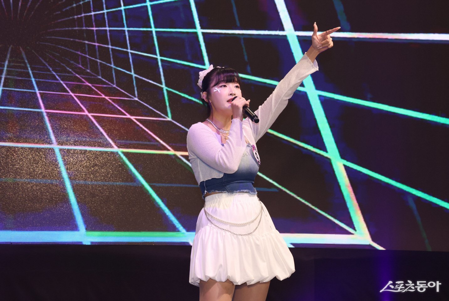 의왕시(시장 김성제)는 지난 6일 내손2동 주민자치회(회장 민홍기) 주관으로 열린 ‘제8회 학의천 노래자랑’이 주민 500여 명의 참여 속에 성황리에 개최됐다(최우수상 정수연 씨). 사진제공|의왕시