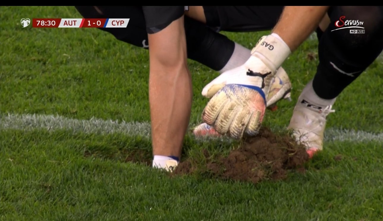 7일(한국시간) 오스트리아 린츠의 라이페이젠 아레나에서 열린 2026북중미월드컵 유럽 예선 H조 오스트리아-키프로스전 도중 경기장 그라운드에 싱크홀이 발견됐다. 사진출처|오스트리아-키프로스전 중계화면 캡처