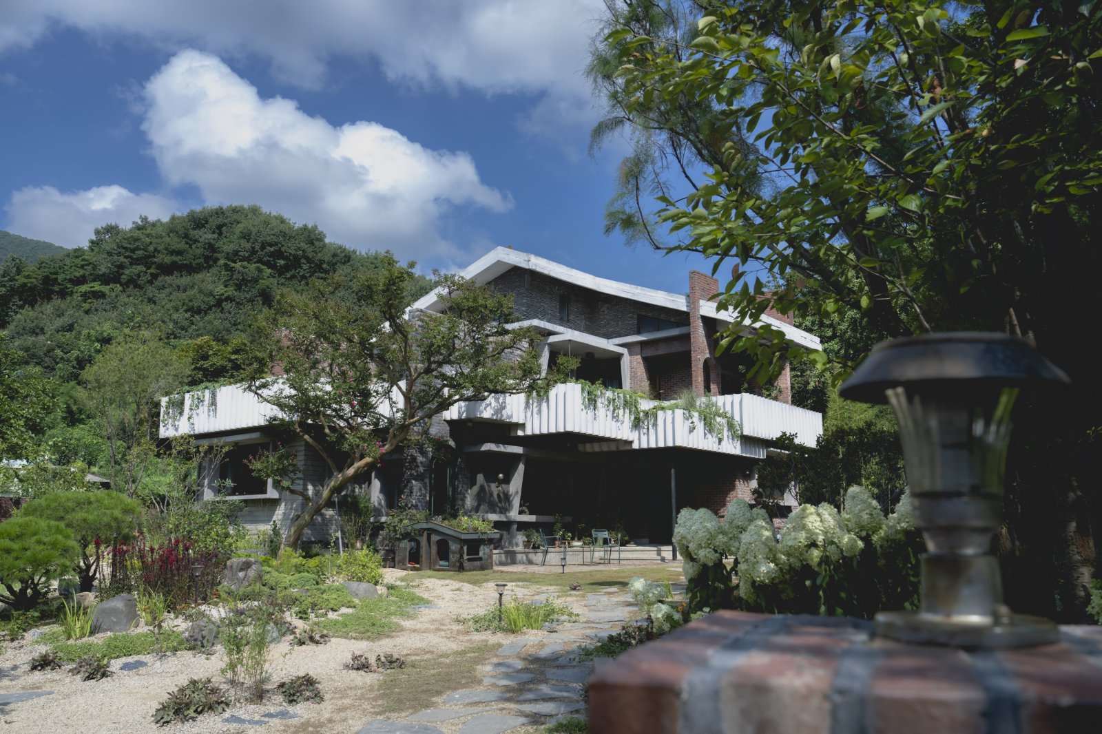 박찬욱 감독의 신작 ‘어쩔수가없다’가 공간, 음악, 분장의 세밀한 디테일을 통해 독창적인 영화 세계를 구축하며 전세계 영화 팬들의 기대감을 끌어올리고 있다. 사진제공 | CJ ENM