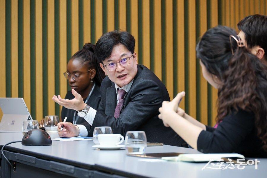 김병수 시장이 런던시청을 방문해 도시재생 관계부서와의 미팅을 진행하고 있다. 사진제공|김포시청