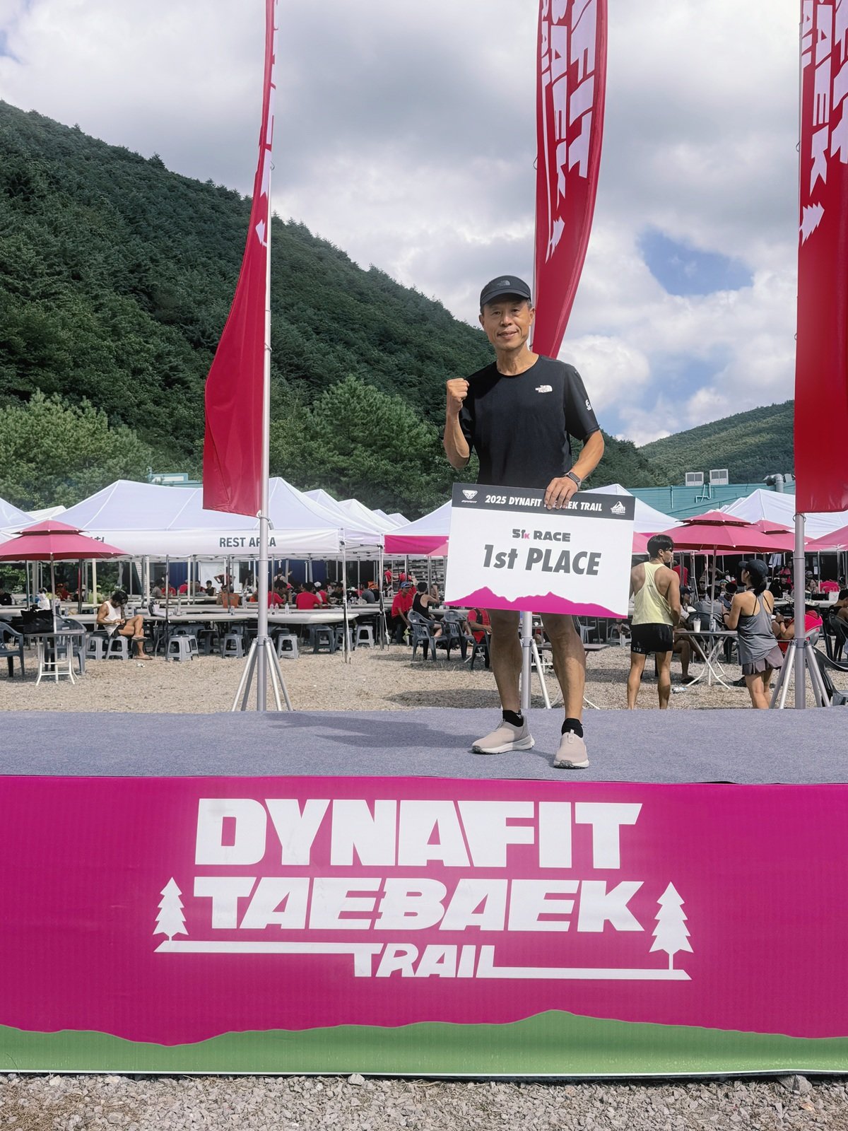 우승 후 기념촬영을 하고 있는 노스페이스 애슬리트팀 심재덕 선수