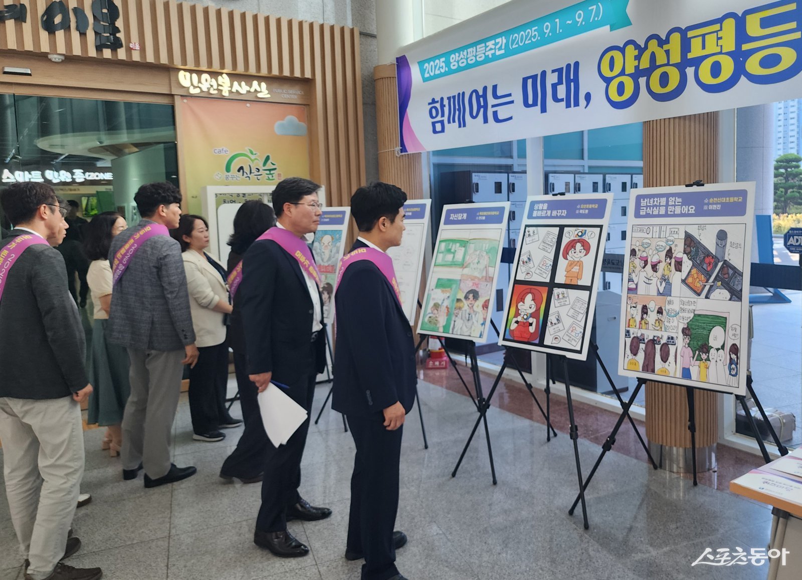 김대중 전남도교육감이 지난 5일 청사 로비에서 열린 ‘일하는 여성’ 전시를 관람하고 있다. 사진제공=전남도교육청