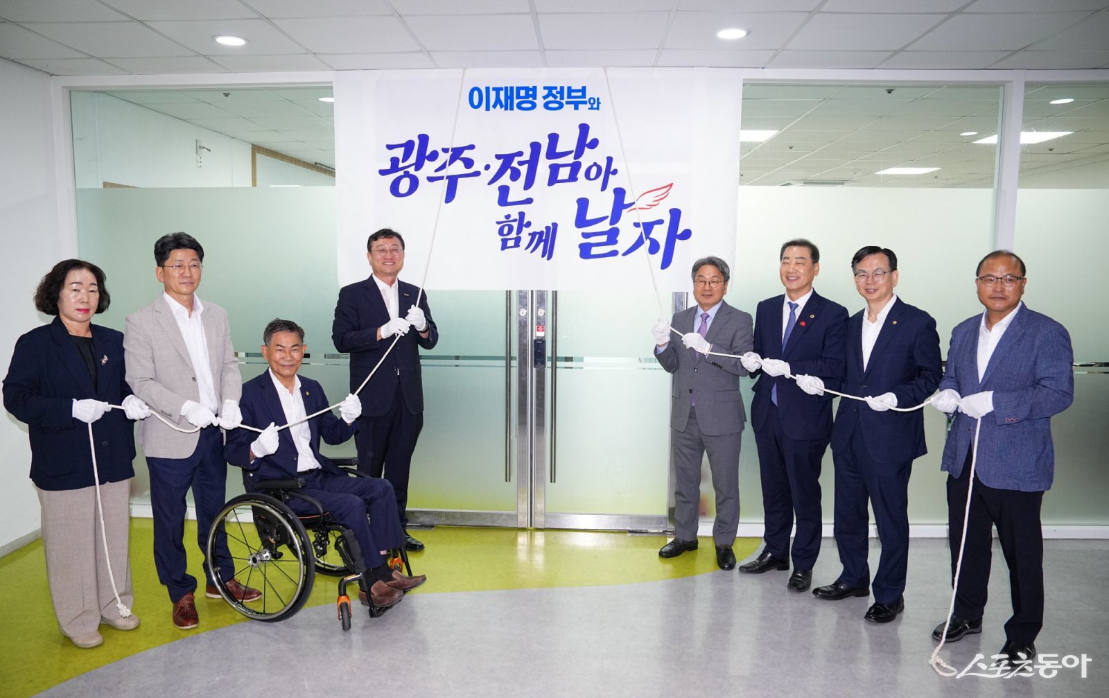 강기정 광주광역시장이 8일 오전 시청 행복회의실에 마련된 ‘광주·전남 특별광역연합 추진기획단 현판제막식’에 참석해 내빈들과 현판제막을 하고 있다. 사진제공=광주광역시