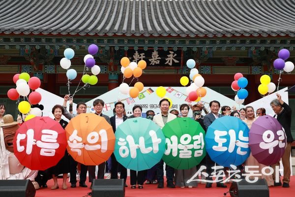 안동시가 지난 6일 ‘2025 안동시 세계인의 날’ 행사를 진행한 후 기념촬영을 하고 있는 모습. 사진제공ㅣ안동시