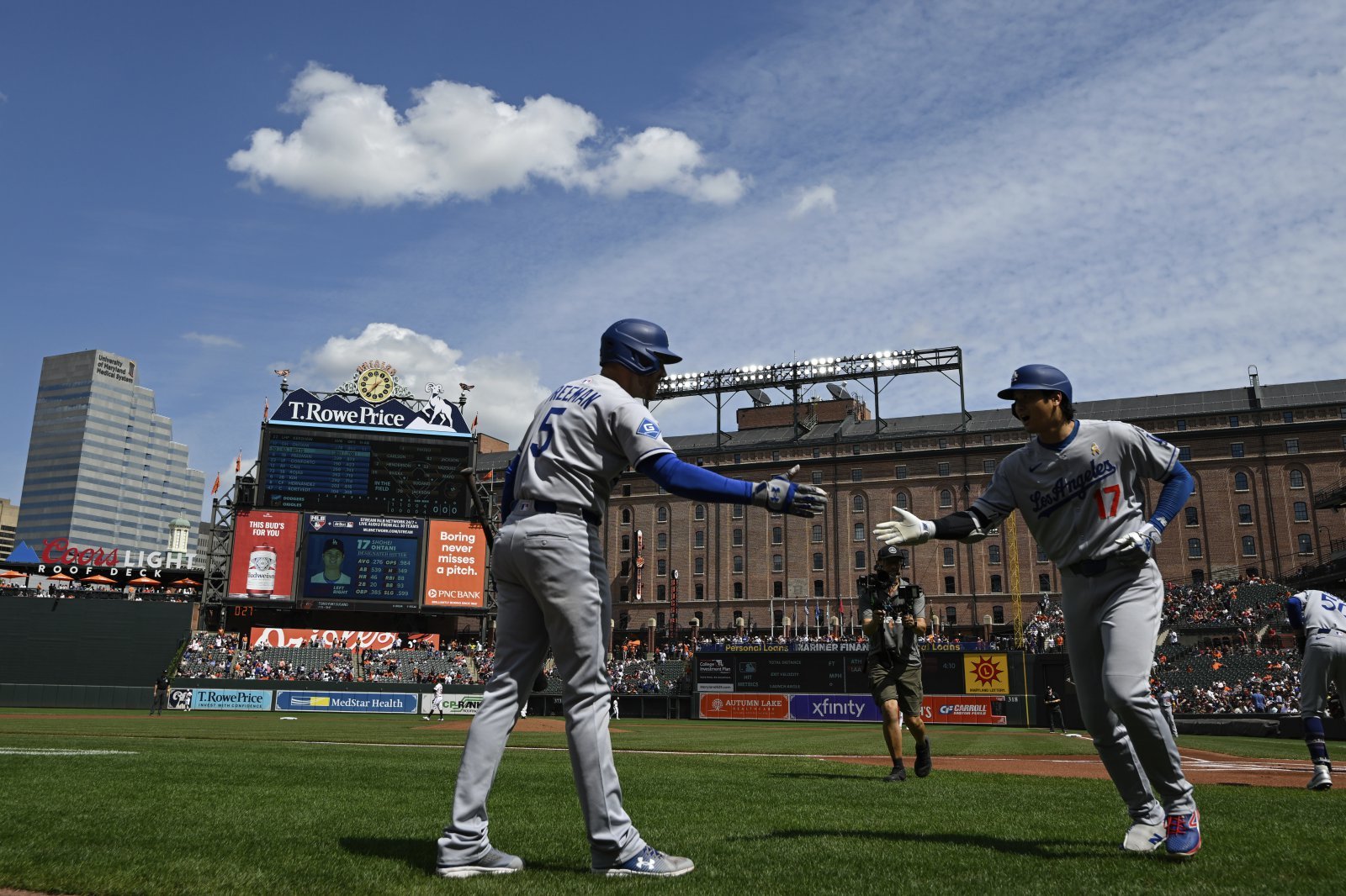 다저스 오타니(오른쪽)는 8일(한국시간) 볼티모어전에서 1번 지명타자로 선발출전했다. NPB 드래프트 동기였던 스가노에게 멀티포를 터트리며 5연패 탈출에 힘을 보탰다. 볼티모어(미 메릴랜드주)|AP뉴시스