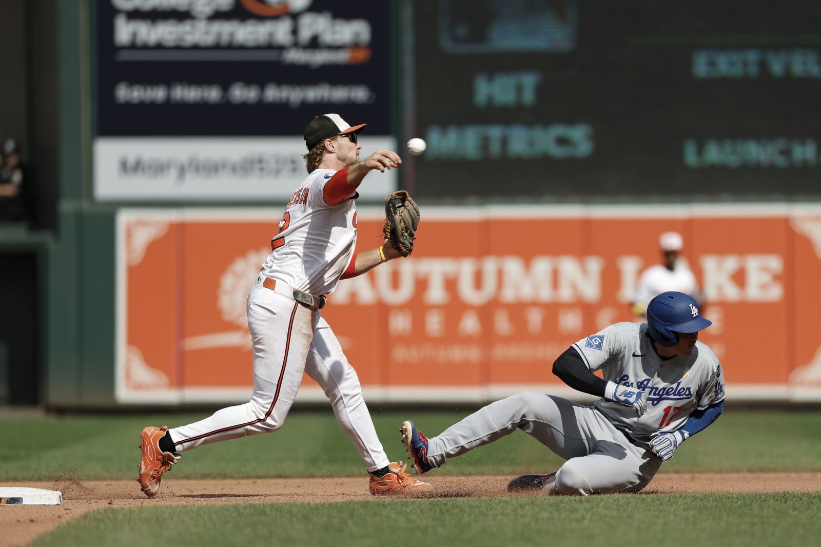 다저스 오타니(오른쪽)는 8일(한국시간) 볼티모어전에서 1번 지명타자로 선발출전했다. NPB 드래프트 동기였던 스가노에게 멀티포를 터트리며 5연패 탈출에 힘을 보탰다. 볼티모어(미 메릴랜드주)|AP뉴시스