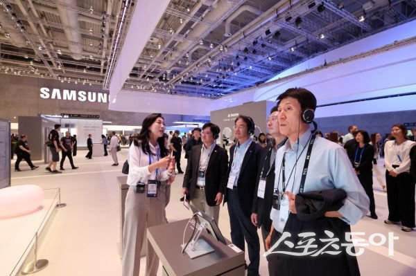 이강덕 시장이 독일 베를린에서 열린 세계 최대 규모의 가전·디지털 전시회 IFA를 참관하고 있는 모습. 사진제공ㅣ포항시