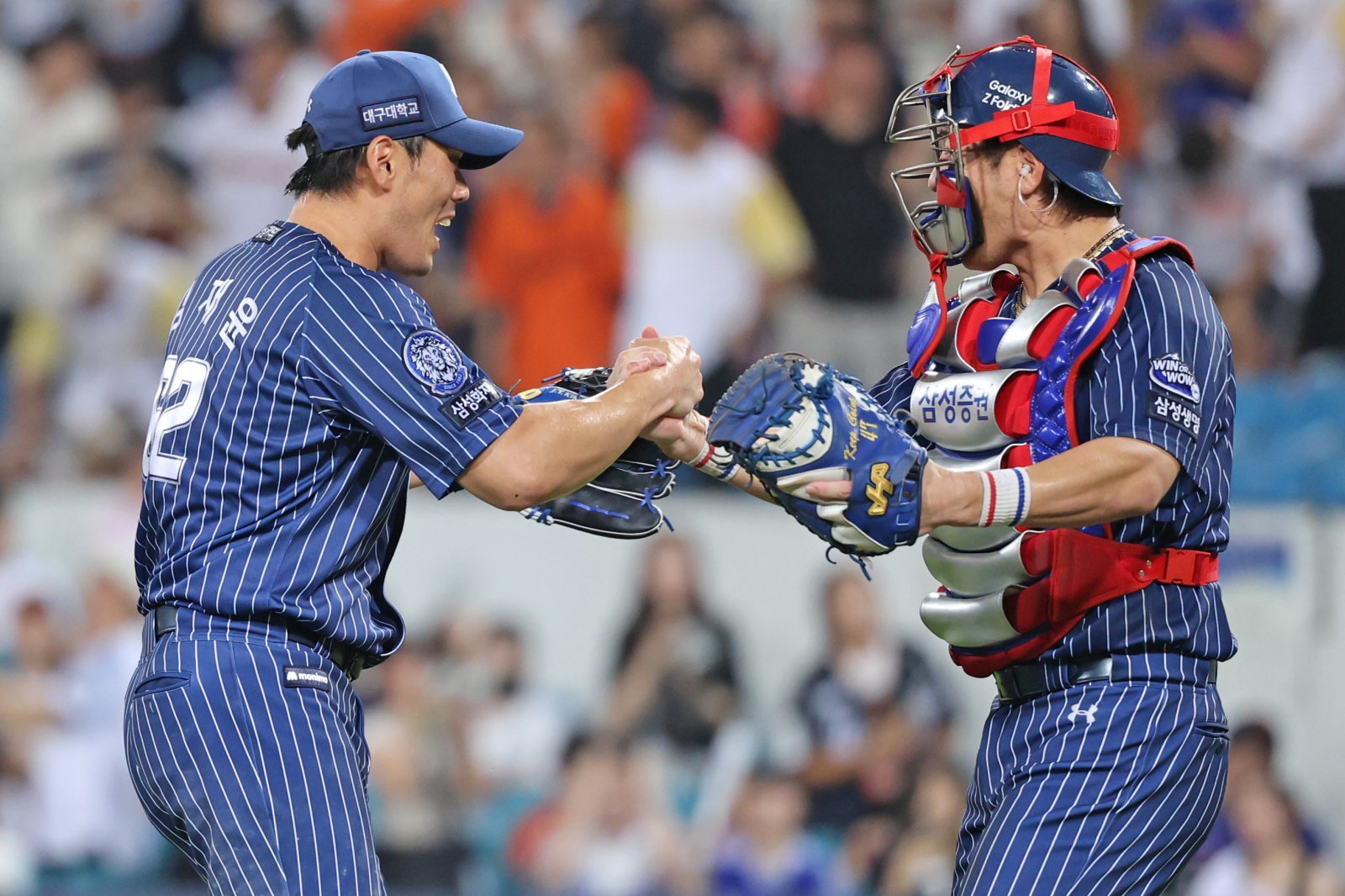 삼성 김재윤(왼쪽)은 전반기 부진으로 마음고생이 컸지만, 후반기 들어 180도 달라진 투구를 선보이며 기존의 위력을 되찾았다. 7일 대구 한화전에서 세이브를 따내며 6연속시즌 10세이브 고지를 밟은 뒤 포수 강민호와 하이파이브를 하는 김재윤. 사진제공|삼성 라이온즈