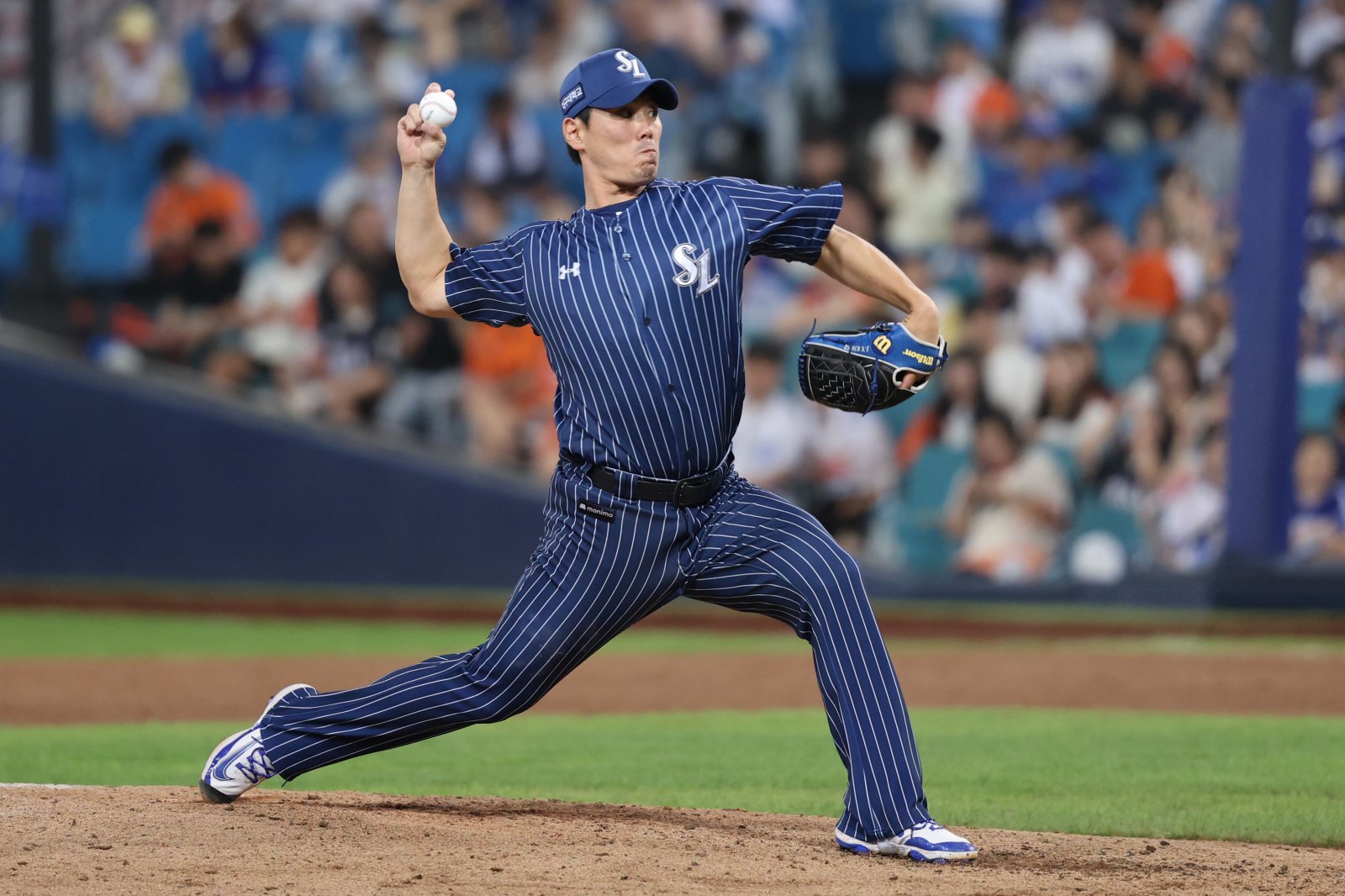 삼성 김재윤(왼쪽)은 전반기 부진으로 마음고생이 컸지만, 후반기 들어 180도 달라진 투구를 선보이며 기존의 위력을 되찾았다. 7일 대구 한화전에서 세이브를 따낸 뒤 포수 강민호와 하이파이브를 하는 김재윤. 사진제공|삼성 라이온즈