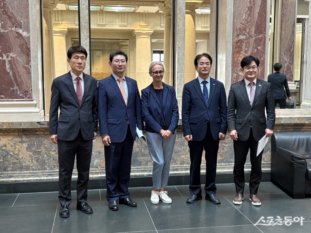 독일연방 상원의회 힐마 폰 로예스스키 국장과 간담회(왼쪽부터 이강덕 협의회 회장(포항시장), 이상일 용인특례시장, 힐마 폰 로예스스키 국장, 이동환 고양특례시장, 김병수 김포시장) 사진제공ㅣ고양시