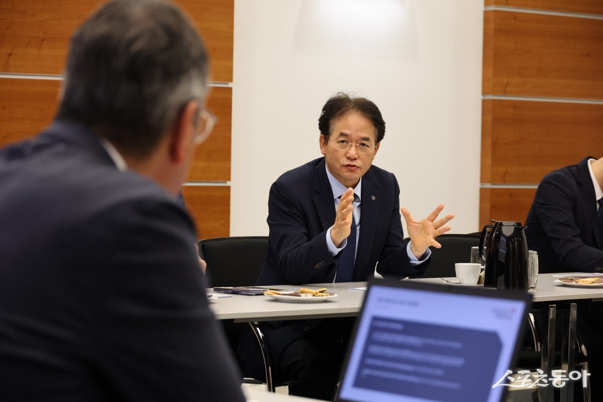 독일도시협의회에서 고양시의 강점을 설명하고 독일 기업과 협력의지를 밝히는 이동환 고양특례시장. 사진제공ㅣ고양시