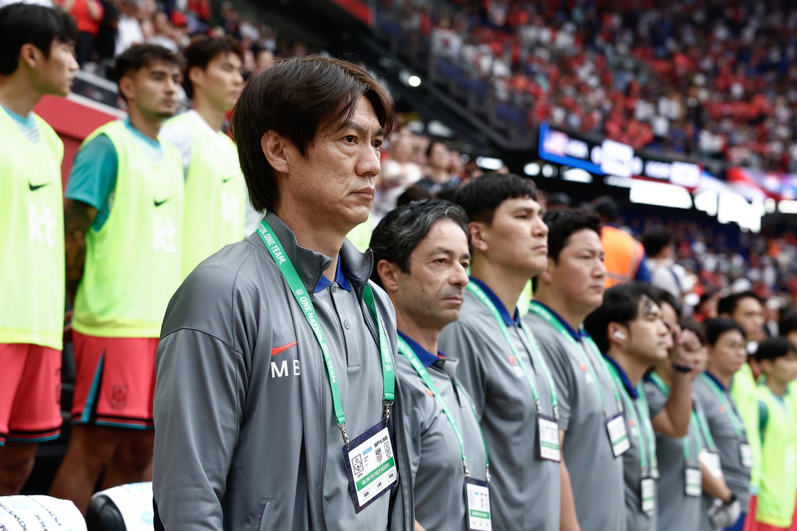 축구국가대표팀 홍명보 감독이 7일(한국시간) 미국 뉴저지주 해리슨의 스포츠 일러스트레이티드스타디움에서 열린 미국과 친선전에 앞서 경기장을 바라보고 있다. 사진제공｜대한축구협회