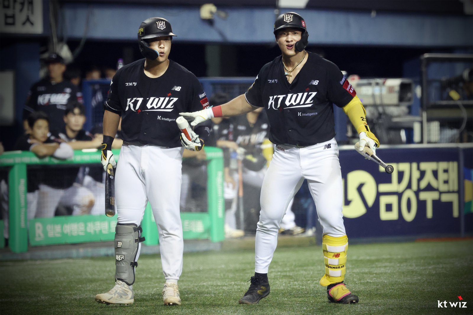 KT 간판타자 강백호(왼쪽)와 안현민이 시너지 효과를 내고 있다. 이들 2명은 타격 노하우를 공유하며 한층 견고한 타자로 성장하고 있다. 사진제공|KT 위즈