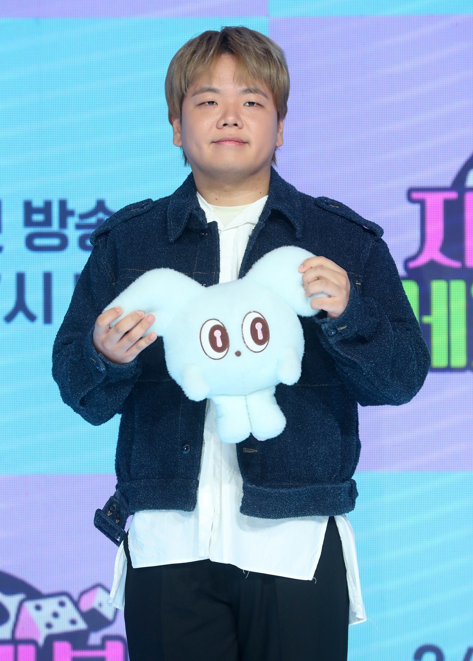 [서울=뉴시스] 김혜진 기자 = 여행 크리에이터 곽튜브가 20일 오전 서울 마포구 쇼킹케이팝센터에서 열린 ENA 예능 프로그램 ‘지구마불 세계여행3’ 제작발표회에서 포즈를 취하고 있다.  ‘지구마불 세계여행3’은 김태호 PD가 설계한 여행 부루마불 게임을 기반으로 한 예능으로, 여행 크리에이터 빠니보틀, 원지, 곽튜브가 주사위를 굴려 떠나는 모험을 그린다. 오는 22일 오후 7시 50분 첫 방송. 2025.03.20. jini@newsis.com