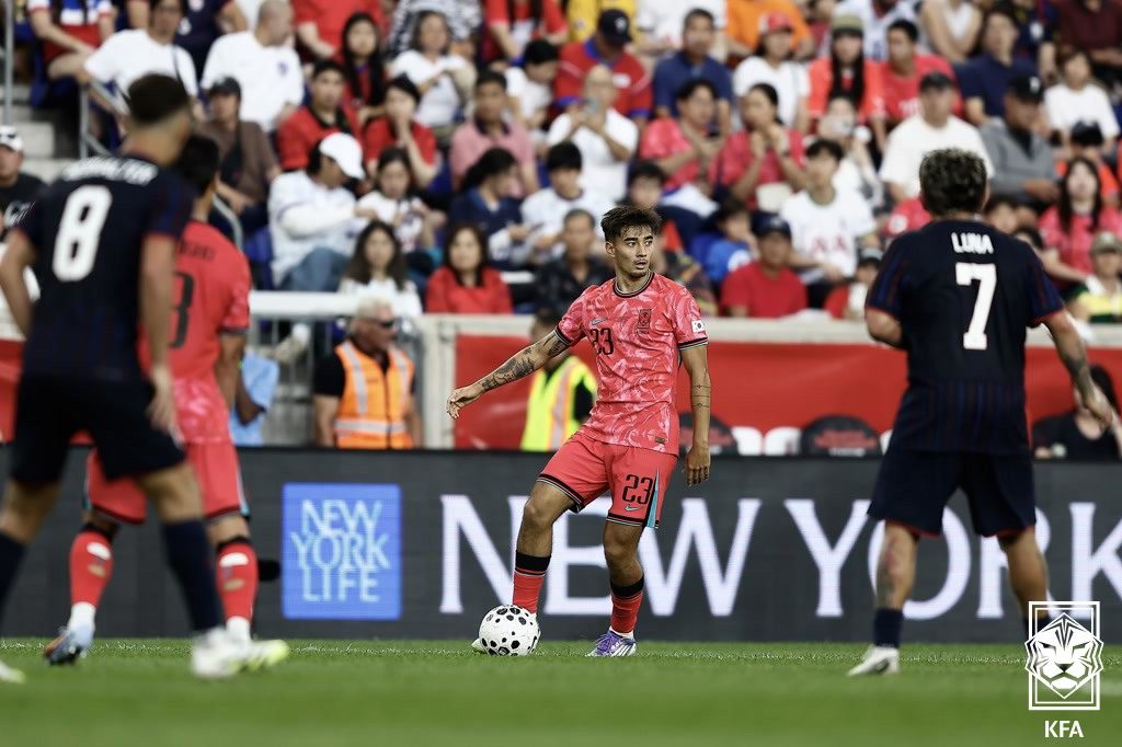 한국축구대표팀 미드필더 옌스 카스트로프(가운데)는 7일(한국시간) 미국 뉴저지주 해리슨 스포츠일러스트레이티드 스타디움에서 열린 미국과 평가전에서 데뷔했다. 한국 최초 해외태생 혼혈 대표 선수에 이름을 올린 사실을 놓고 독일 분데스리가 사무국에서도 큰 관심을 보였다. 사진제공│대한축구협회