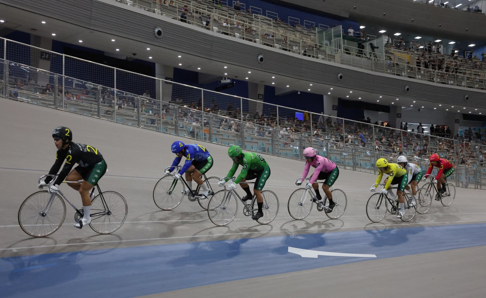 광명스피돔에서 힘차게 경주를 하고 있는 선수들. 사진제공 | 국민체육진흥공단