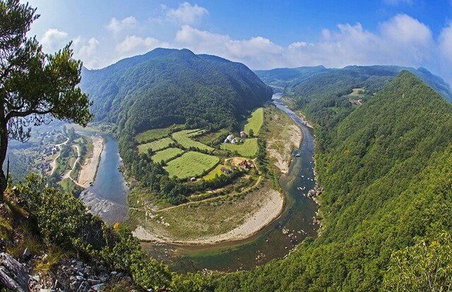 미국 드라마 ‘버터플라이’의 주요 촬영지로 강물이 굽이쳐 흐르는 산골 풍경이 펼쳐진 경북 안동 맹개마을 전경. 사진제공ㅣ안동시