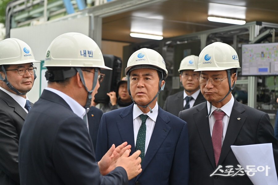 충남이 탄소중립경제특별도로서 이산화탄소(CO₂)를 활용해 에너지를 생산하는 신기술 ‘그린올(Green-ol)’ 실증에 나섰다(왼쪽부터 세번째 김태흠 지사). 사진제공|충남도