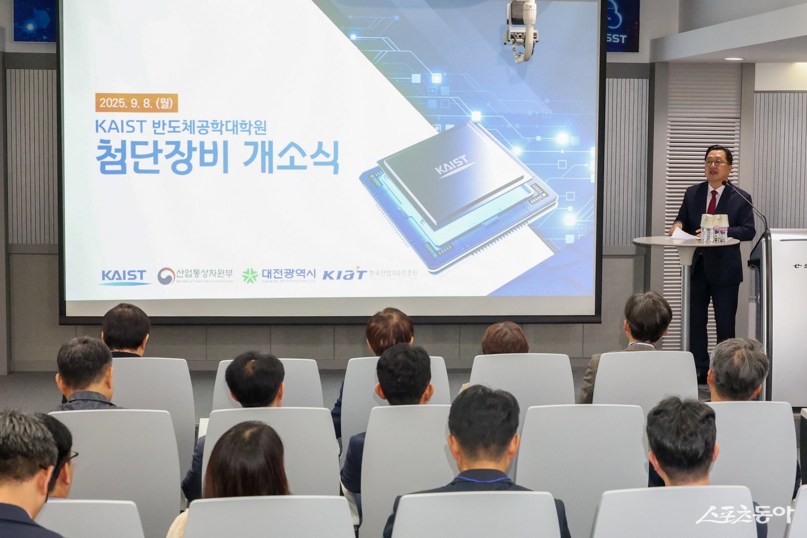 대전시는 지난 9월 8일 KAIST 전기및전자공학동(E3-2)에서 ‘반도체공학대학원 첨단장비 개소식’을 개최했다(이장우 대전시장). 사진제공|대전시