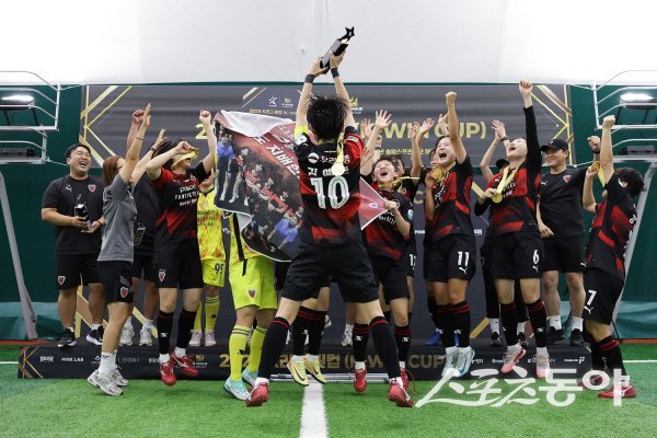 포항스틸러스 여자축구팀이 ‘2025 K리그 퀸컵’ 대회서 우승컵을 들어 올리고 있다. 사진제공 ㅣ 포항스틸러스