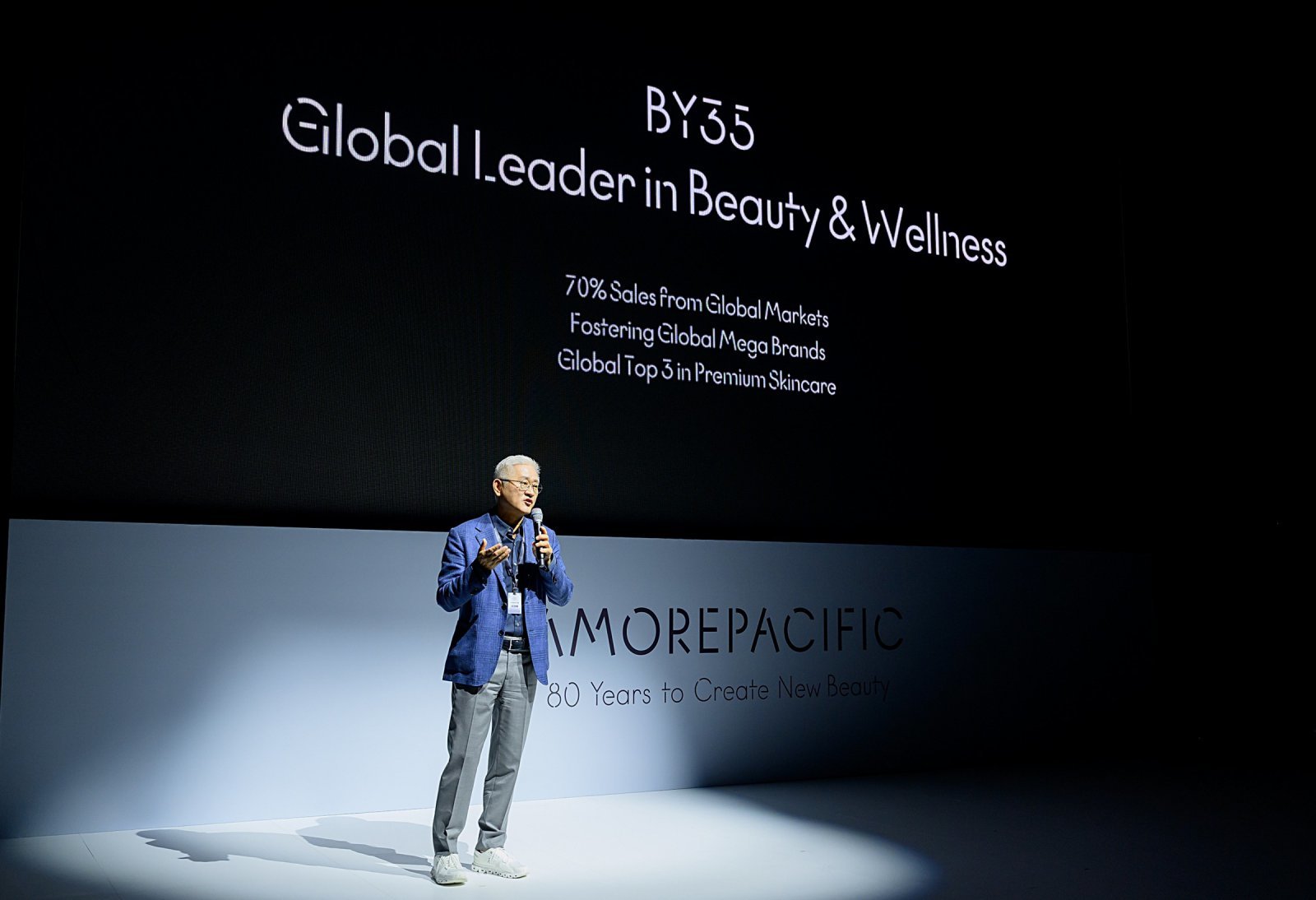 창립 80주년 기념식에서 중장기 비전과 전략을 선포하고 있는 서경배 아모레퍼시픽 대표. 사진제공｜아모레퍼시픽