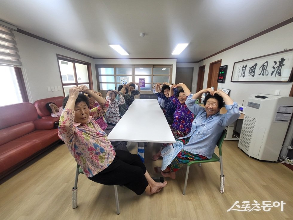 신안군이 관내 415개 전체 경로당에 입식테이블과 의자 지원을 완료했다. 사진제공=신안군