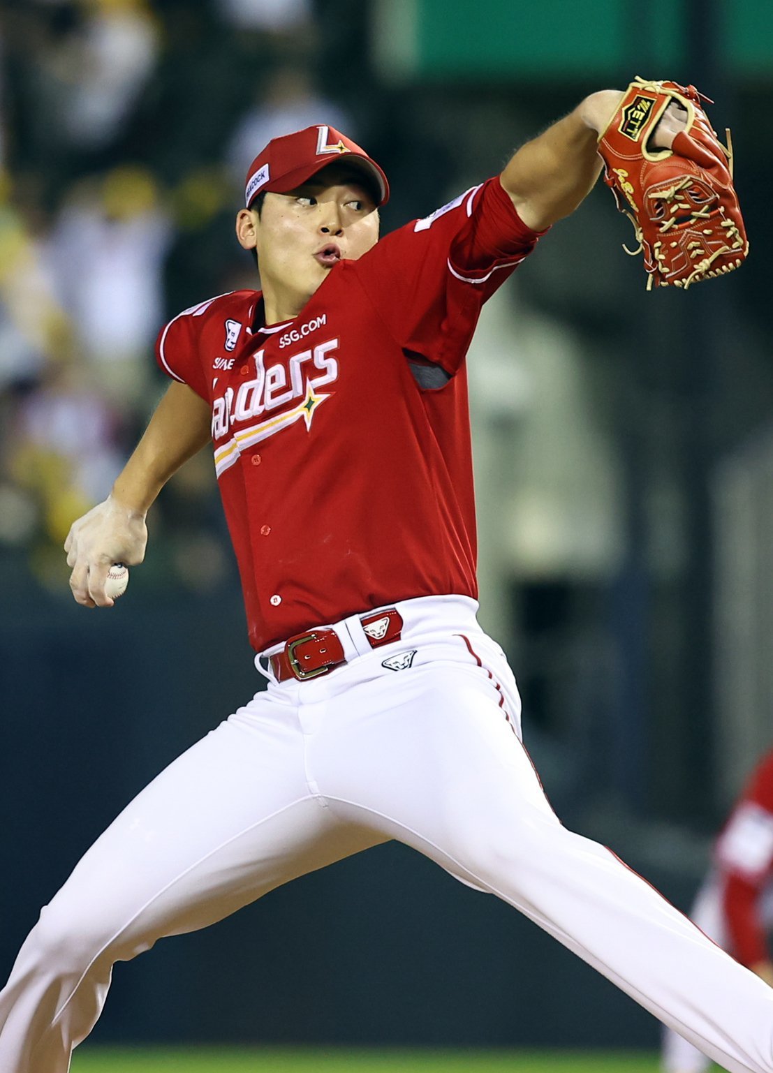 SSG 마무리투수 조병현은 남다른 안정감을 자랑하며 팀의 승리를 지켜내고 있다. 30세이브와 1점대 ERA, 0점대 WHIP에 도전하는 것도 그 연장선상에 있다. 뉴시스