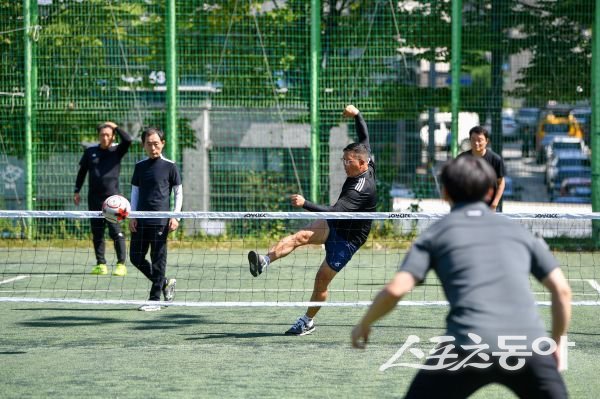 지난번 영주시민체육대회에서 족구경기를 하고 있는 시민들의 모습. 사진제공ㅣ영주시