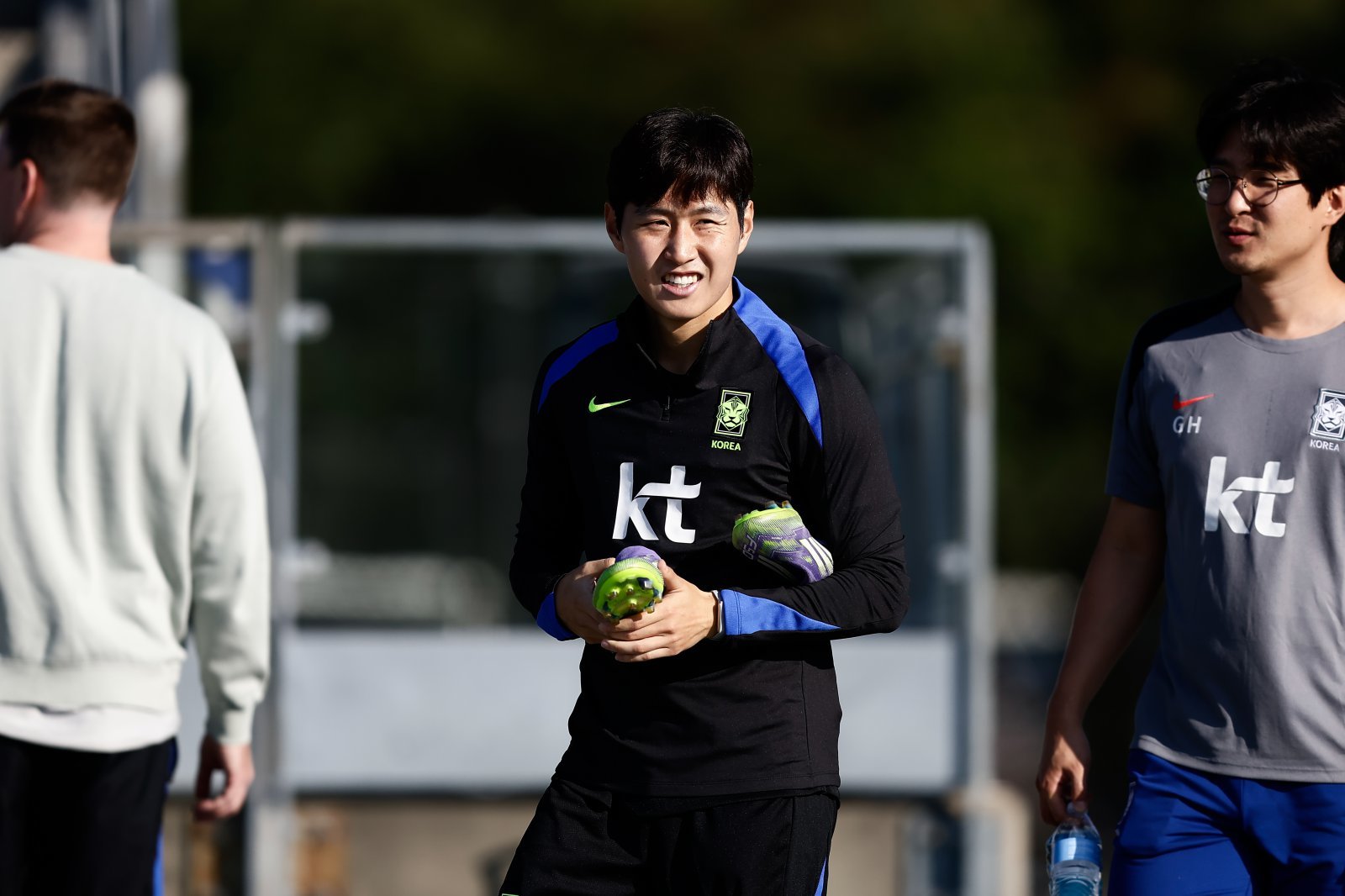 축구대표팀 이강인(가운데)이 멕시코전을 앞두고 내슈빌SC 트레이닝필드에서 진행된 훈련 도중 스태프와 대화하며 미소를 짓고 있다. 사진제공｜대한축구협회