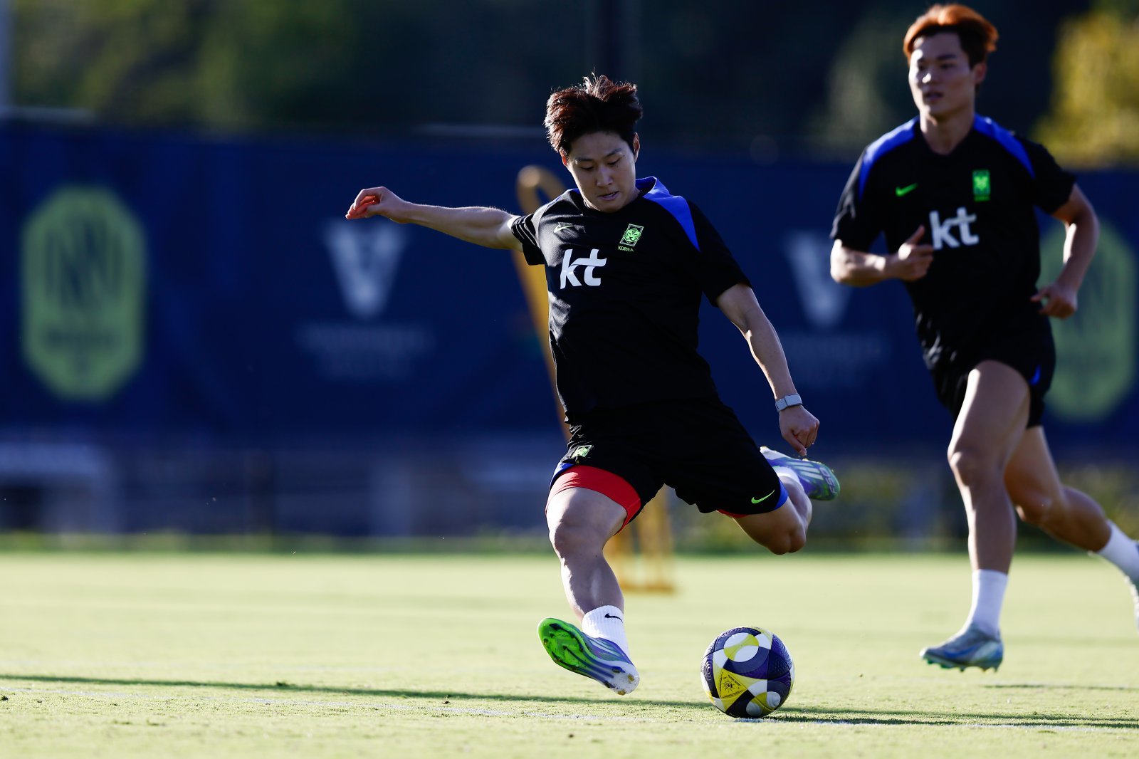 축구대표팀 이강인(왼쪽)이 멕시코전을 앞두고 내슈빌SC 트레이닝필드에서 진행된 훈련에서 진지한 표정으로 킥 연습을 하고 있다. 사진제공｜대한축구협회
