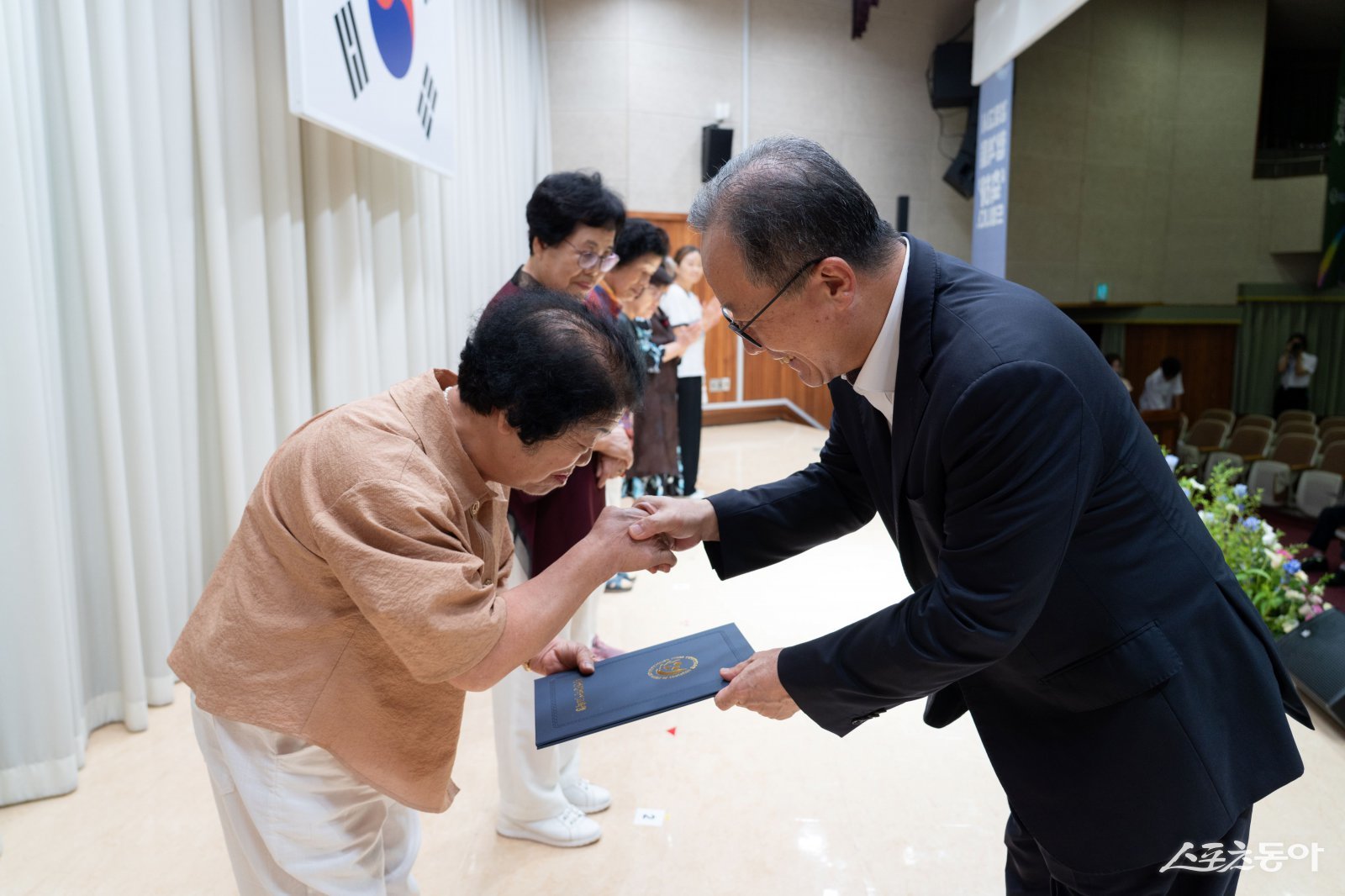 김석준 부산시교육감이 지난 8일 어려운 여건에서도 배움의 끈을 놓지 않고 검정고시에 당당히 합격한 82세 초졸 최고령 합격자 등에 대해 합격증서를 수여하고 있다. (사진제공=부산교육청)