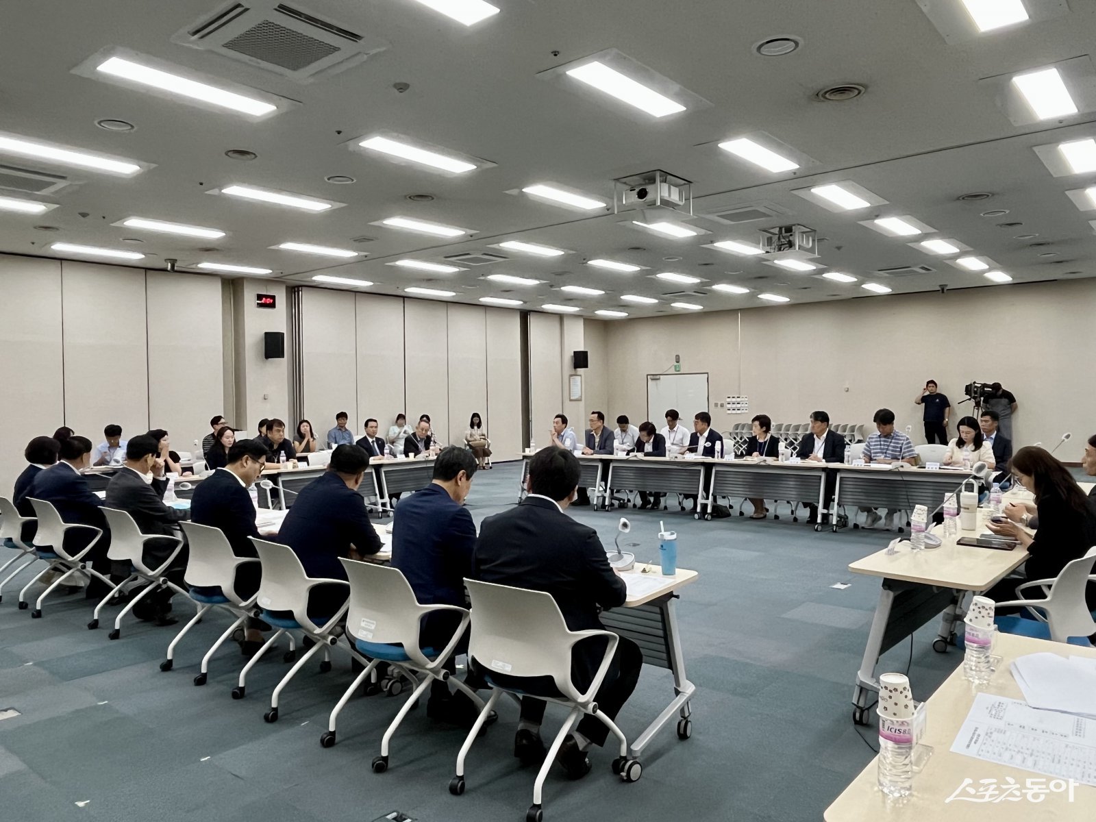 부산시의회 교육위원회가 지난 5일과 8일 양일간 시의회 대회의실에서 브니엘예술고등학교(학교법인 정선학원) 안정화 방안을 논의하기 위한 정책간담회를 개최했다. (사진제고부산시의회)