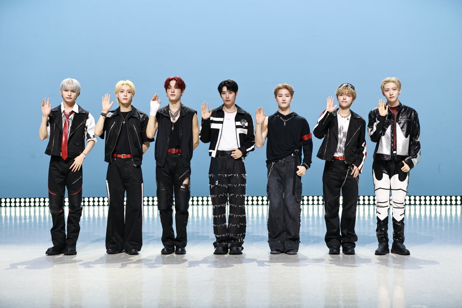 스트레이 키즈의 사촌 그룹 올아워즈가 9일, 컴백 쇼케이스를 가지고 7개월 만에 무대로 돌아왔다. 4번째 미니 ‘VCF’는 이들의 ‘전환점’과 같은 앨범으로, 성장형 아티스트에서 완성형 아티스트로 도약을 알린다. 사진제공 | 이든 엔터테인먼트