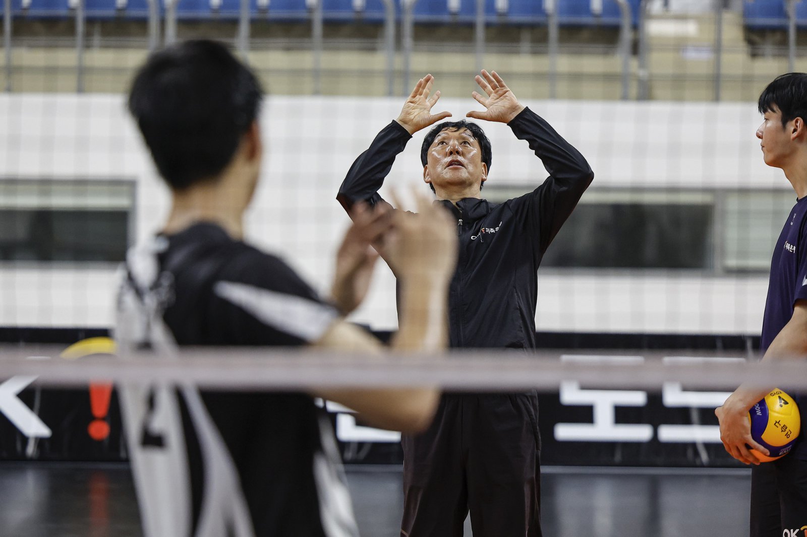 V리그 남자부 OK저축은행은 7일 부산 강서실내체육관에서 연고지의 성지고, 동성고, 금정중, 대연중 선수 44명을 대상으로 배구교실을 열었다. 이날 배구교실은 OK저축은행이 연고 이전 후 처음으로 부산 지역 배구 유망주들과 만난 행사라 의미를 더했다. 사진은 선수들에게 직접 토스 시범을 보이는 신영철 감독(뒤)의 모습. 사진제공│OK저축은행 배구단
