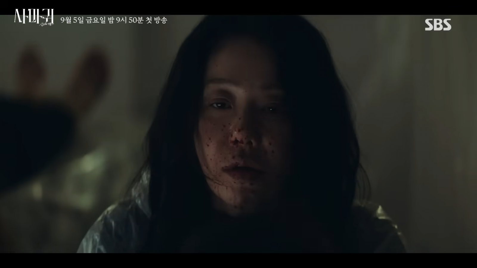 ‘사마귀: 살인자의 외출’에서 연쇄살인마 사마귀 역을 맡은 고현정이 ‘냉혈한’과 ‘엄마’란 양립하기 어려운 두 가지 얼굴을 오가며 섬뜩한 연기로 호평을 얻고 있다. 사진출처 | SBS ‘사마귀’ 방송 캡처