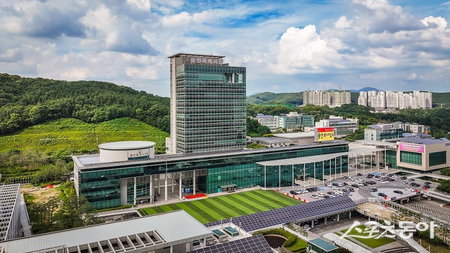 용인특례시(시장 이상일)는 상수도 맨홀 등 밀폐공간 내 유해가스를 실시간으로 감지하는 ‘밀폐공간 유해가스 실시간 관리시스템 구축사업(카나리아 프로젝트)’ 계획 보고를 마치고 본격 사업에 착수한다(용인시청 전경). 사진제공｜용인시