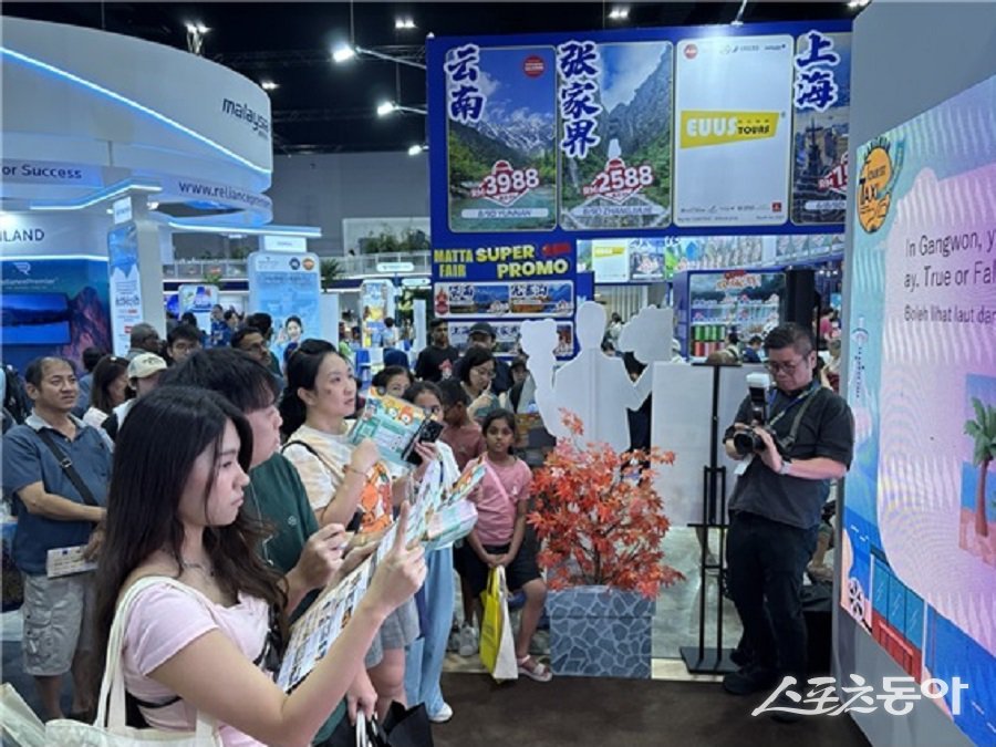 강원특별자치도와 강원관광재단은 지난 9월 5일부터 7일까지 말레이시아 쿠알라룸푸르에서 열린 ‘마타 페어(MATTA FAIR)’에 참가해 강원 관광을 알리고, ‘2025-2026 강원 방문의 해’에 대한 현지 관심을 이끌어냈다(박람회 모습). 사진제공|강원도