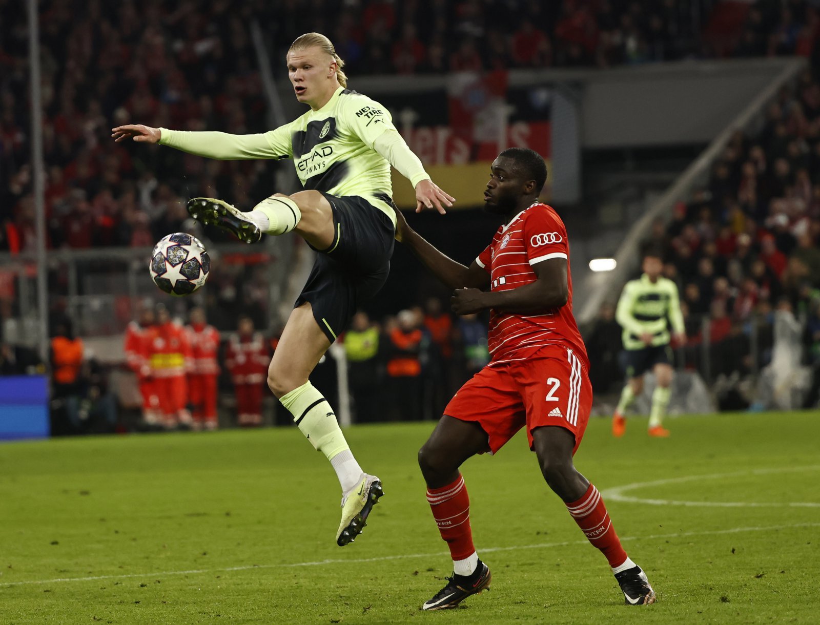 바이에른 뮌헨 김민재를 둘러싼 상황이 심상치 않다. 팀에선 타를 영입했고, 우파메카노(오른쪽)의 재계약 추진과 게히와 접촉 등을 고루 고려하고 있다. 이들 모두 센터백으로 김민재에겐 좋은 소식이 아니다. 신화뉴시스