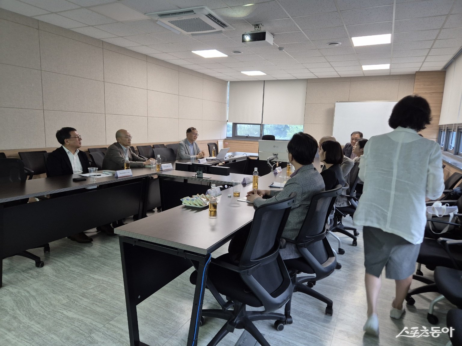 지난 9일, 글로벌 바이오헬스 전문지 ‘바이오센추리’ 데이비드 플로스 대표가 대전을 방문해 대덕특구 연구기관과 바이오 선도기업 현장을 둘러보고 이장우 시장과 면담을 진행했다. 사진제공|대전시