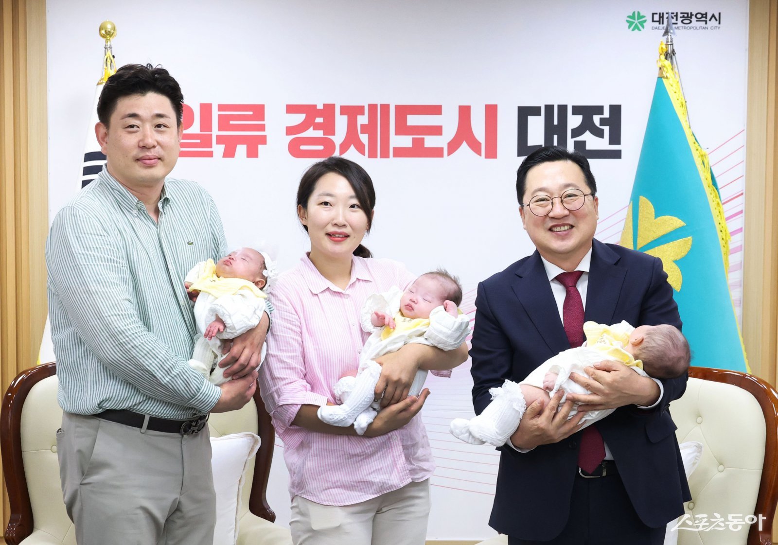이장우 대전시장이 지난 9일 오전 시청 응접실에서 세상에 태어난 지 백일을 맞은 세쌍둥이 출산 공무원 부부를 초청해 축하와 격려의 시간을 가졌다. 사진제공｜대전시