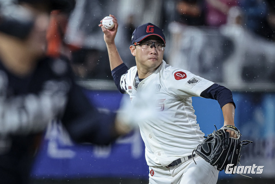 롯데 박세웅이 9일 사직구장에서 열린 한화와 홈경기에 선발등판해 투수 앞 땅볼을 처리하고 있다. 사진제공｜롯데 자이언츠