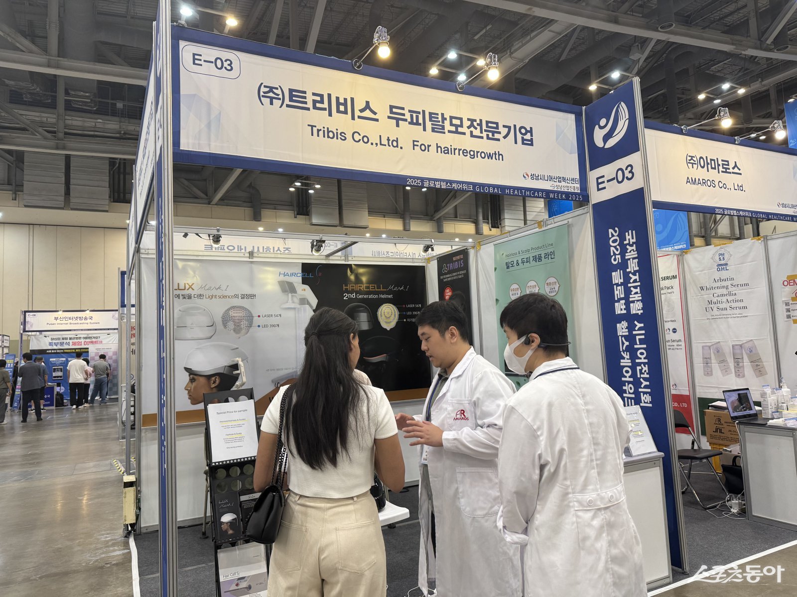 부산 벡스코에서 열린 ‘2025 글로벌헬스케어위크’에서 성남시 참가업체가 바이어와 상담하고 있다. 사진제공ㅣ성남시