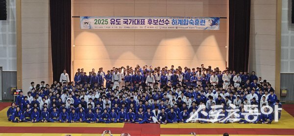 올 여름 구미에서 전지훈련을 실시한 각급 유도선수단이 기념 촬영을 하고 있다. 사진제공 ㅣ 경북도