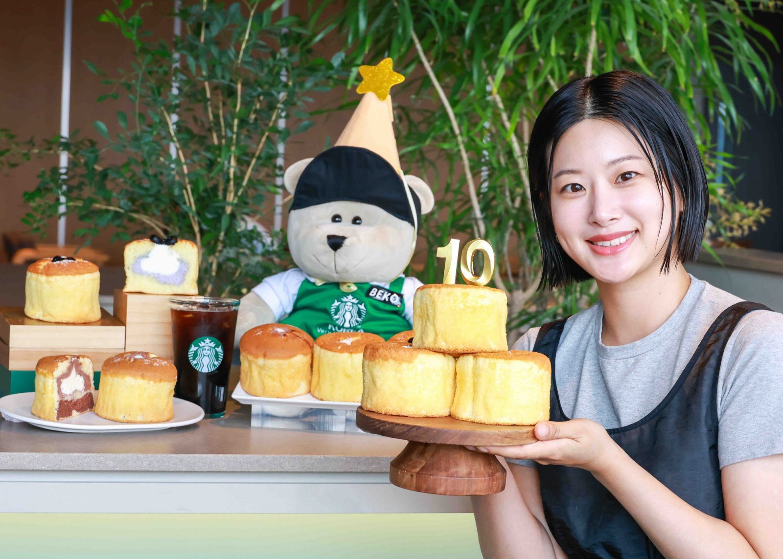 누적 판매량 5000만 개를 돌파한 ‘부드러운 생크림 카스텔라’를 소개하고 있는 모델. 사진제공｜스타벅스