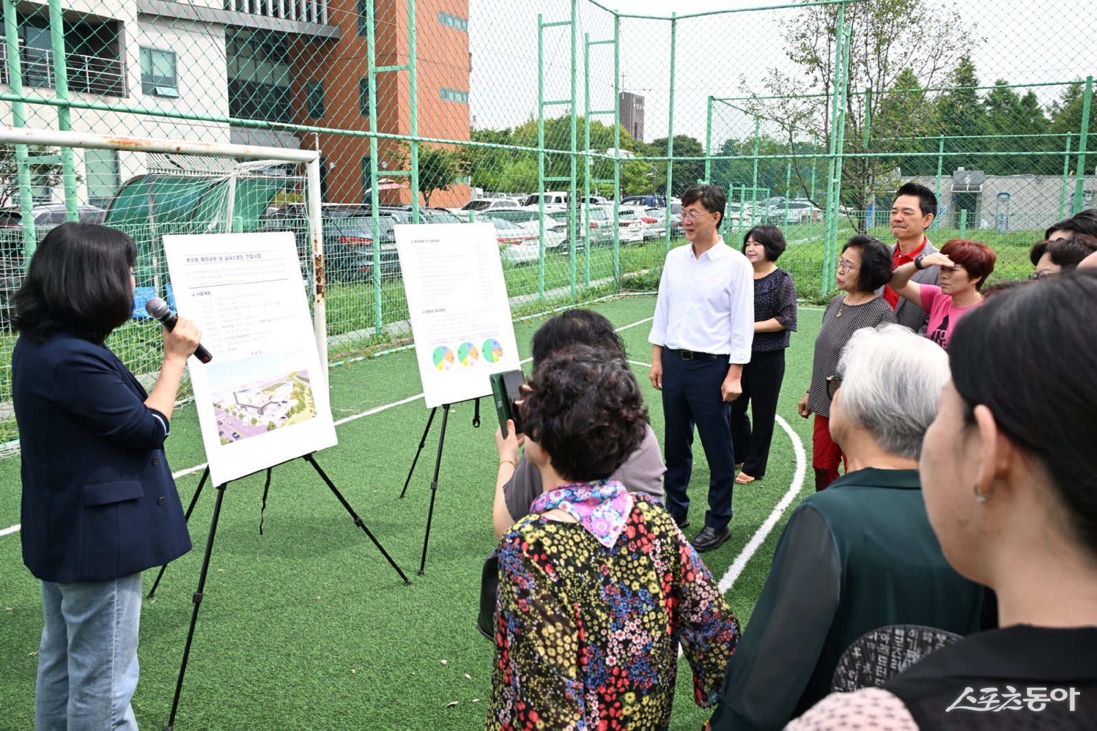 이민근 안산시장이 본오1동 해란공원을 직접 방문해 주민으로부터 지역 현안에 대한 설명을 듣고 있다. 사진제공｜안산시