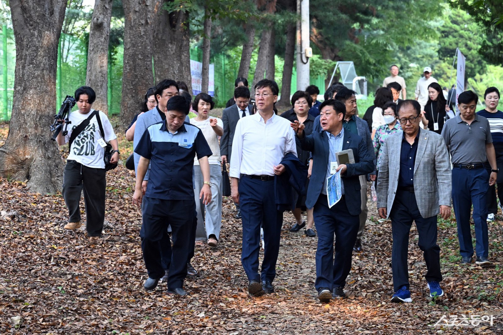 이민근 안산시장(맨 앞줄 왼쪽 두번째)이 본오3동 상록수역 앞 완충녹지 현장을 직접 방문해 지역 현안에 대한 의견을 듣고 있다. 사진제공｜안산시